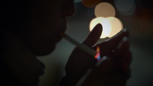 女性近身吸烟引起的吸烟问题 — 图库视频影像