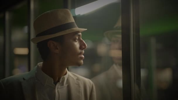 Νεαρός Άνδρας Περιμένει Μόνος Του Στο Σιδηροδρομικό Σταθμό Πλατφόρμα Νύχτα — Αρχείο Βίντεο