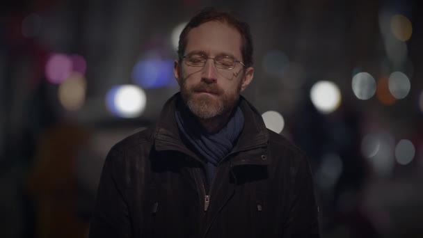 Porträtt Tankfull Man Tänkande Orolig Tittar Människor Pendling — Stockvideo