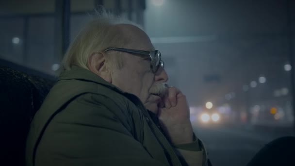 忧心忡忡的老男人大街上的人在寒冷的夜晚等待救援 — 图库视频影像