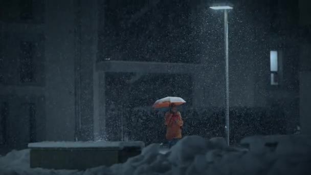 冷凍冬のキャンドルライトフレームを燃やす人の暖かい手 — ストック動画