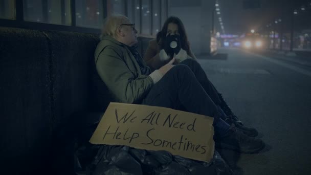 Deprese Bídný Starý Muž Street Osoba Čeká Pomoc Mrznoucí Noci — Stock video