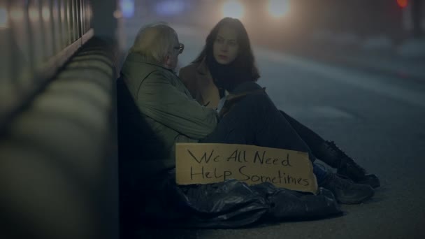 Přátelské Ženské Osoby Dělá Akt Lidské Laskavosti Velkorysá Podpora Needy — Stock video