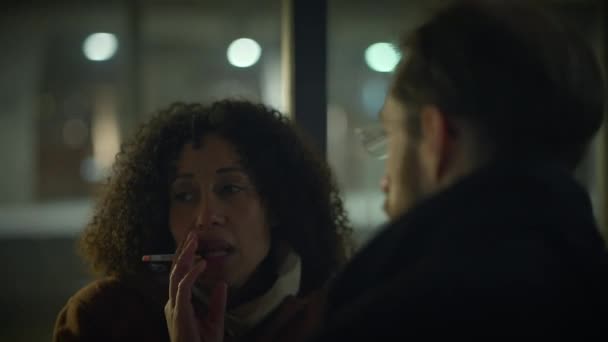 Femeie Păr Cret Fumat Țigară Timp Ceartă Soțul Supărat — Videoclip de stoc