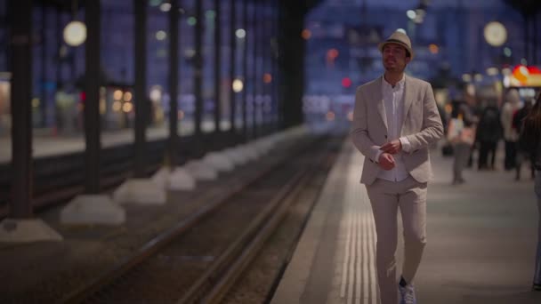 Портрет Одинокого Человека Путешествующего Ночью Высококачественные Кадры — стоковое видео