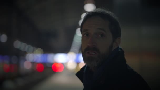 Homem Triste Caminhando Sozinho Estação Trem Noite Imagens Alta Qualidade — Vídeo de Stock