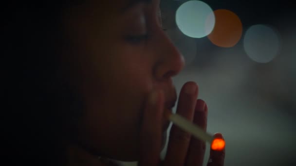Žena Kudrnatými Vlasy Osvětlení Cigarety Venku Noci — Stock video