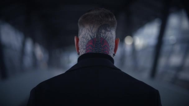 Intimiderende Maverick Rebel Man Met Hoofd Gezicht Tatoeages Provocerende Stijl — Stockvideo