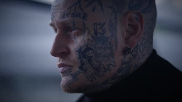 Zastraszający Rebeliant Maverick Tatuażami Głowie Twarzy Stylu Prowokującym — Wideo stockowe