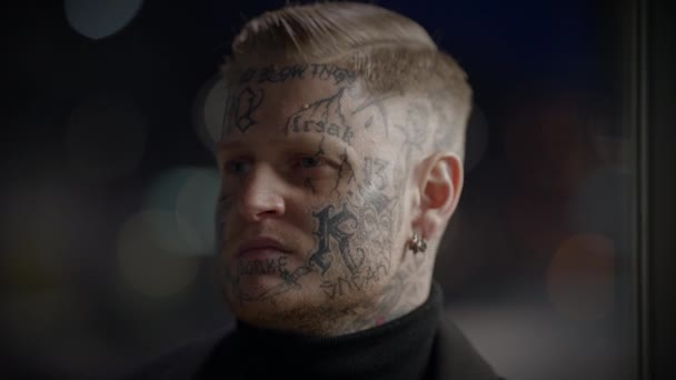 Заохочуючи Маверіка Повстанця Татуюваннями Голові Обличчі Стилі Провокування — стокове відео