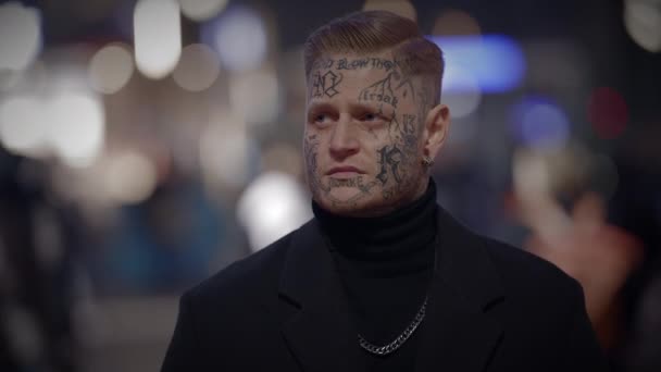 Uppmärksamhet Söker Tatuerad Man Person Stående Urban City Street — Stockvideo