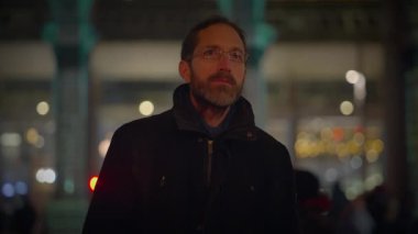 Gözlüklü Genç Adam Gece Şehirde Işık Gösterisi İzliyor