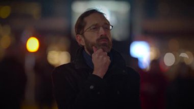 Gözlüklü Genç Adam Gece Şehirde Işık Gösterisi İzliyor