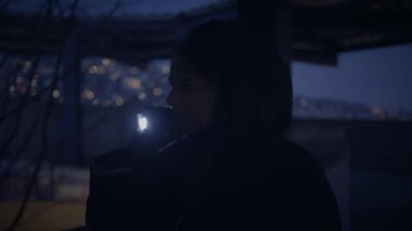 Siyah Giysili Korkak Kadın Şüpheli Karakterden Kaçıyor 