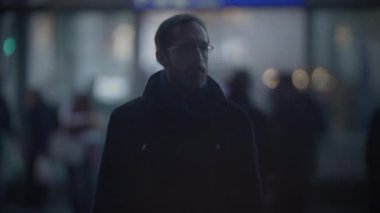 Düşünceli Düşünen Adam 'ın Portresi Giden İnsanlara Bakmaktan Endişeli