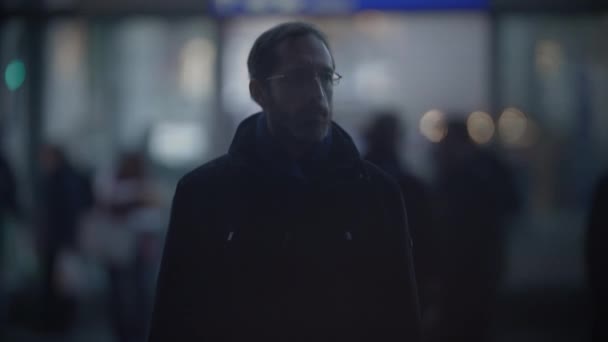 Portrét Přemýšlivého Muže Obavami Při Pohledu Dojíždějící Lidi — Stock video