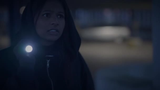 Karanlık Gece Elinde Fener Tutan Korkulu Genç Kadın — Stok video