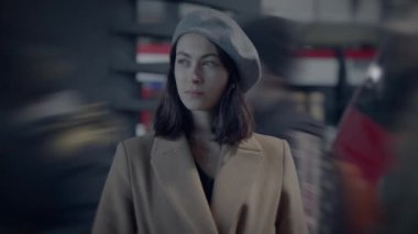 Kalabalığın Dışında Duran Kendine Güvenen Kadın Beyin Fırtınası Fikirleri