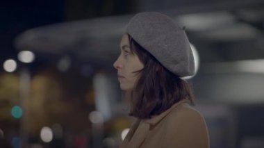 Kalabalığın Dışında Duran Kendine Güvenen Kadın Beyin Fırtınası Fikirleri