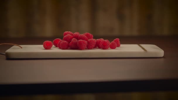 Friss Bio Vörös Málna Gyümölcsök Fából Készült Asztali Háttér — Stock videók