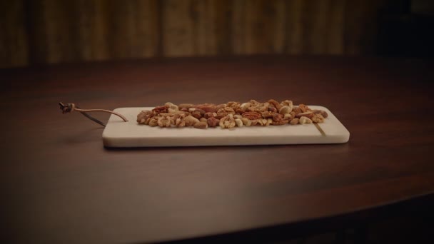 Smíšené Ořechy Mandlí Pecan Vlašské Ořechy Kešu Lískových Ořechů Dřevěném — Stock video