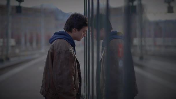 Wiedersehen Von Alleinerziehender Mutter Und Teenagersohn Die Sich Bahnsteig Umarmen — Stockvideo
