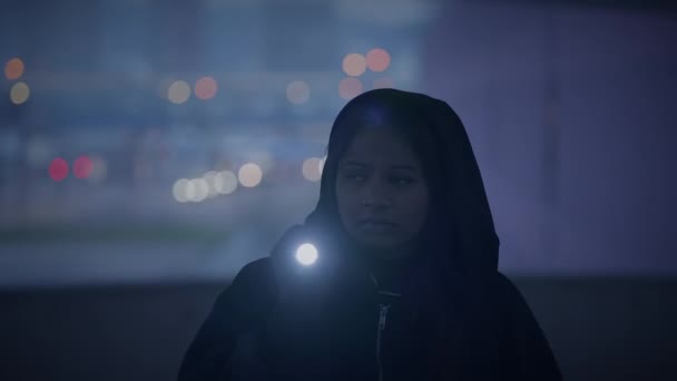 Rädd Kvinnlig Person Svarta Kläder Kör Bort Från Misstänkta Karaktär — Stockvideo
