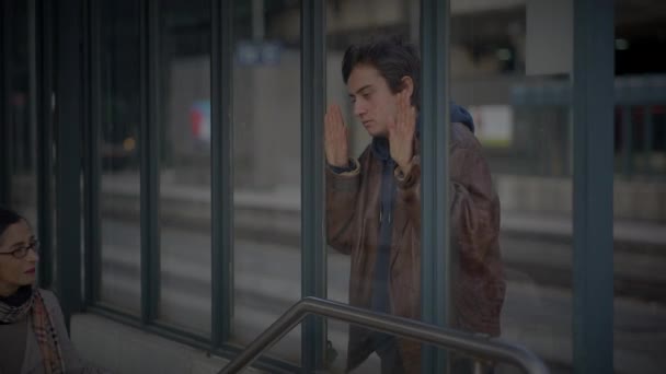 Modermötet Son Tågstationen Talar Tillsammans Efter Lång Tid — Stockvideo