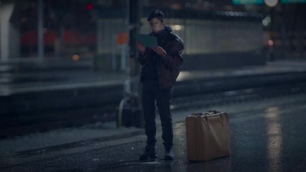 Jonge Verloren Man Met Koffertje Broken Mirror Vindend Urban Street — Stockvideo