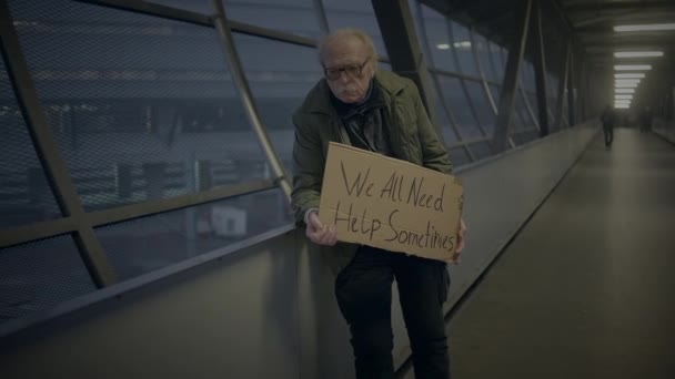 Osamělý Chudý Starší Muž Osoba Brýlemi Zbídačení — Stock video