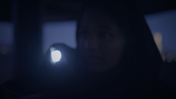 恐惧的年轻女子在漆黑的夜晚举着闪光灯 — 图库视频影像