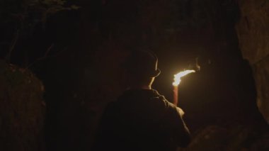 Alevli Meşale Işığıyla Korkunç Gece Macerasında Yalnız Genç Erkek. Yüksek kalite 4k görüntü