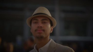 Şehir Yaşam Tarzı Mutlu Erkek Portresi Dışarıdaki Şehir Yaşamının Zevkini Çıkartıyor