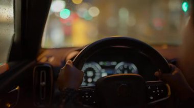 Gece vakti şehirde siyah kıvırcık saçlı, araba kullanan bir kadın trafik lambası. Yüksek kalite 4k görüntü