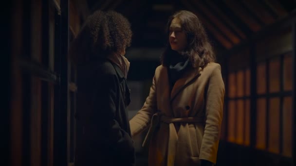 Две Женщины Обнимают Друг Друга Проявляя Эмоциональную Заботу Сострадание Эмати — стоковое видео
