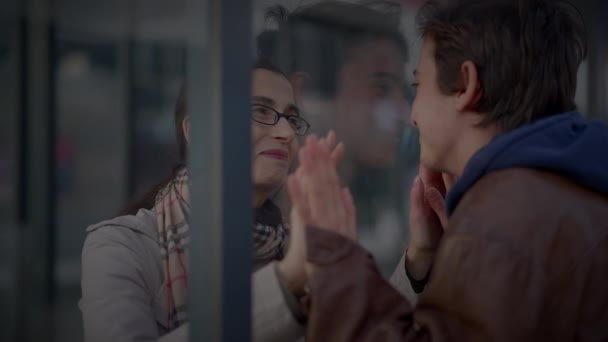 Madre Meeting Son Alla Stazione Ferroviaria Parlare Insieme Dopo Molto — Video Stock