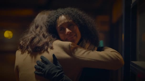 Duas Mulheres Abraçando Umas Outras Mostrando Cuidado Emocional Compaixão Emathy — Vídeo de Stock