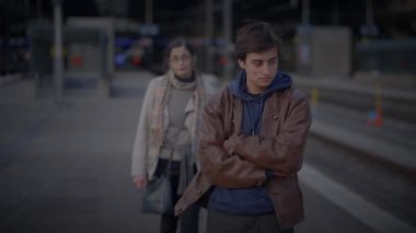 Tren istasyonunda ayrılan iki üzgün insana veda ediyoruz.
