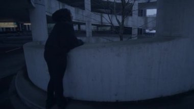 Siyah Giysili Korkak Kadın Şüpheli Karakterden Kaçıyor 