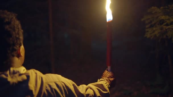Orädd Kvinnlig Person Som Håller Flaming Burning Torchlight Promenader Utomhus — Stockvideo