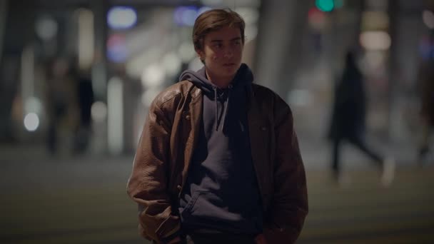 Jeune Homme Réfléchi Perdu Gare Lonely Inquiet Attendant — Video