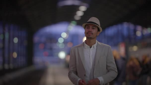 Lifestyle Portrait Single Man Traveling Night Inglés Imágenes Alta Calidad — Vídeos de Stock