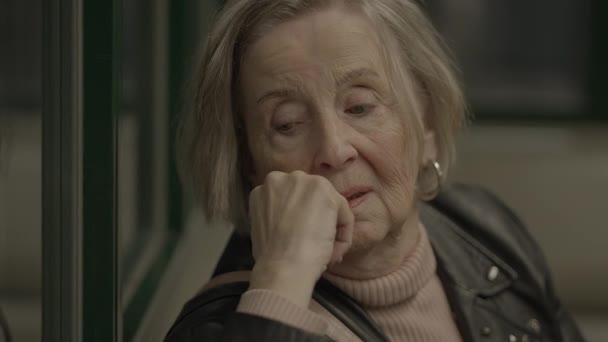 Δυσάρεστη Ηλικιωμένη Γυναίκα Αγχωμένη Και Μοναχική — Αρχείο Βίντεο