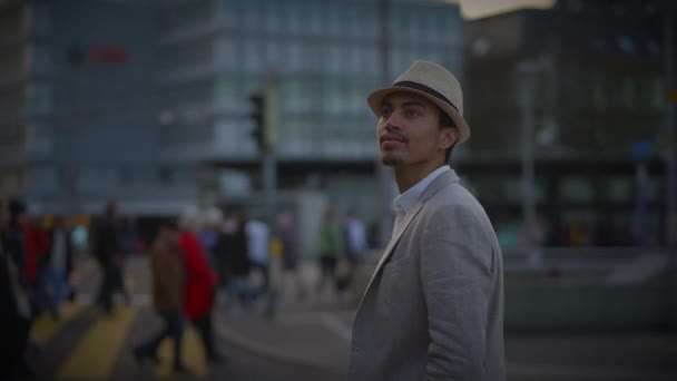 市内の帽子とカジュアルな服を着ているファッショナブルなヤングハンサムマン — ストック動画