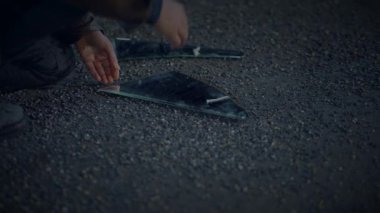 Düşünceli Erkek Aynaya Bakan Düşünen ve Kendini Yansıtan