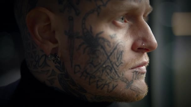Intimidante Hombre Rebelde Maverick Con Tatuajes Cabeza Cara Estilo Provocador — Vídeos de Stock