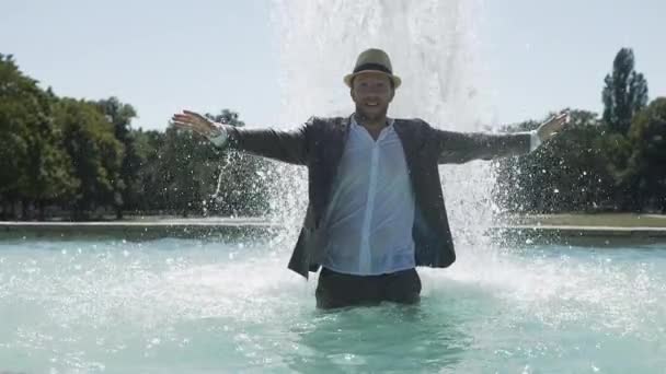 Happy Young Man Dancing Water Fountain Summer Time Des Images — Video