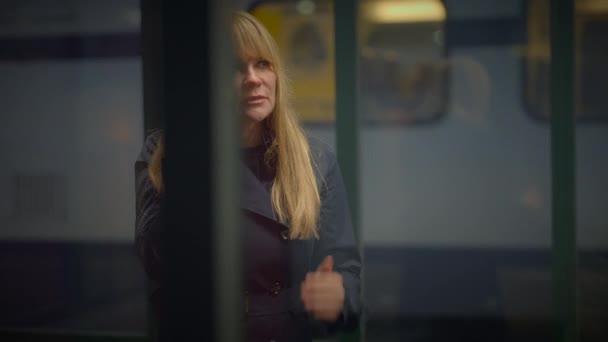 Mulher Loira Falando Irritado Telefone Celular Trainstation Arguing — Vídeo de Stock