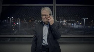 Mutlu kıdemli iş adamı. Telefona cevap veriyor. İyi haberleri paylaşıyoruz.