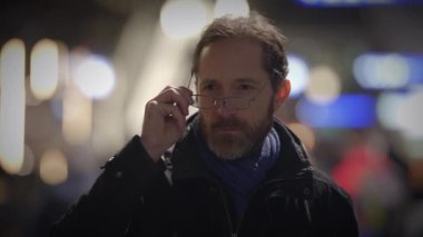 Gözlüklü Kafkas Erkek Kalabalığın Dışında Duruyor Düşüncesizce Belirsiz